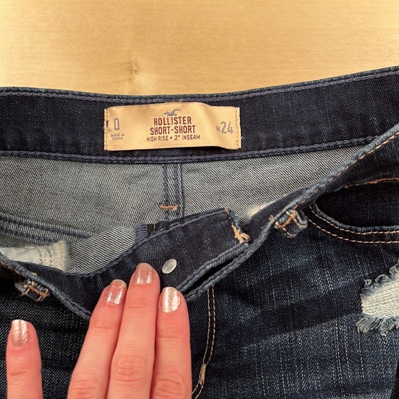 NWOT. Hollister High Rise Dark Wash Blue Jean Short Short. Size 0. - Picture 2 of 6